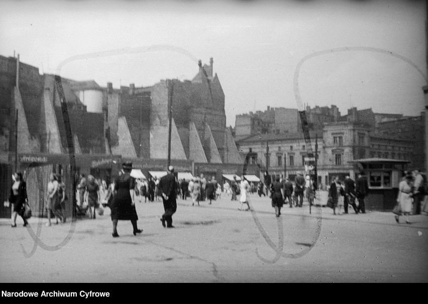 Tak prezentowały się Katowice zaraz po wojnie - oto WYJATKOWE zdjęcia. Rozpoznasz te budynki i ulice?
