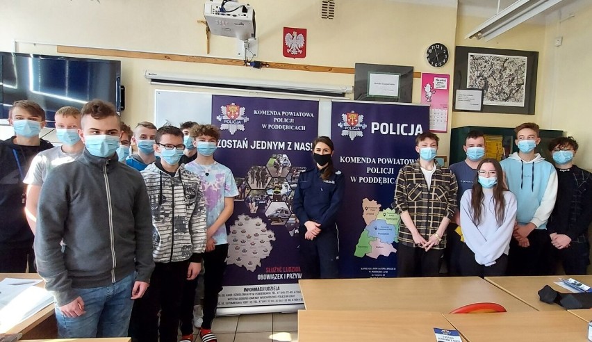 Policjanci promowali pracę w mundurze na spotkaniu w Zespole Szkół Ponadgimnazjalnych w Poddębicach ZDJĘCIA