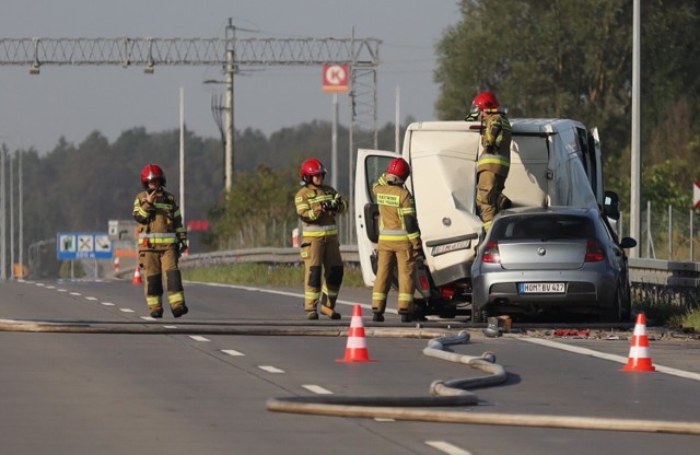 Jedna osoba została ranna. Rozszczelniła się butla z acetylenem. Droga S8 była zablokowana w obydwu kierunkach