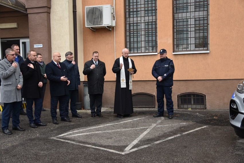 - To dobrze wyposażony, ze wzmocnionym podwoziem samochód -...