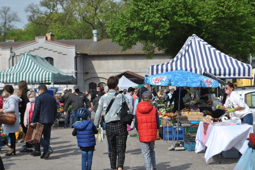 WOLSZTYN: Mieszkańcy robią zakupy na targu przed jutrzejszym dniem wolnym