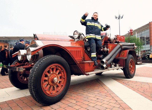 Wóz strażacki z Chicago ma wszystkie części oryginalne &#8211; zapewnia jego właściciel Piotr Markowski.