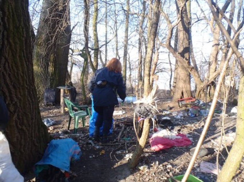 Bezdomni w Poznaniu: Opuścili koczowisko, zostawili bałagan