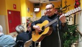 Gorlice. Ksiądz Andrzej Kluz, szpitalny kapelan zabiera opłatki, czasem gitarę i wędruje po oddziałach z dobrym słowem