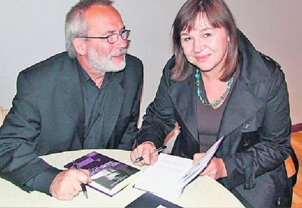 Bogusław Kierc i Dagmara Janus, córka Rafała Wojaczka, przy "kultowym" stole w Instytucie.
