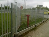 Hydrant za ogrodzeniem przy ul. Ignacego Domeyki