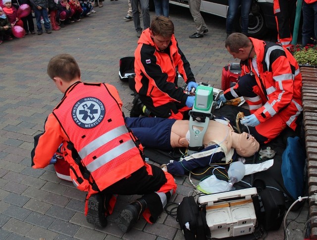 Lucas 2 w akcji - chełmscy ratownicy pokazywali możliwości urządzenia podczas Dnia Ratownictwa Medycznego.