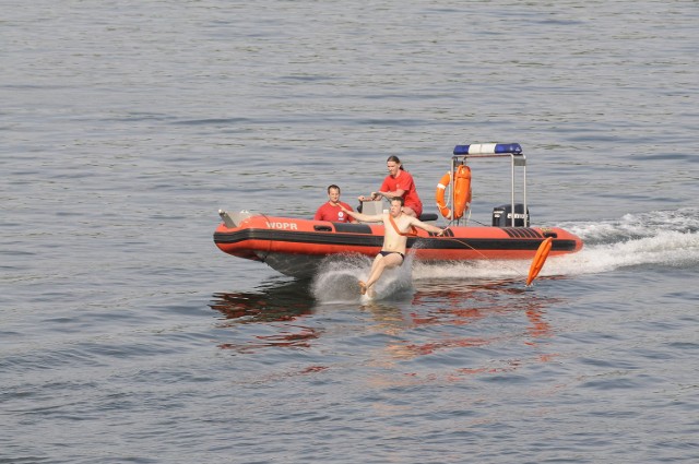 Ratownicy WOPR-u pilnuja jezior i plaż nad jeziorami Pogoria I i Pogoria III