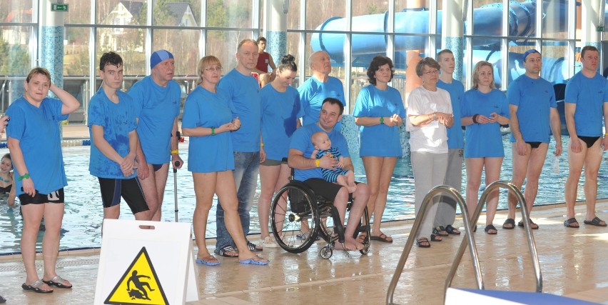 Niepełnosprawni pływacy z Malborka z medalami po zawodach w Kościerzynie