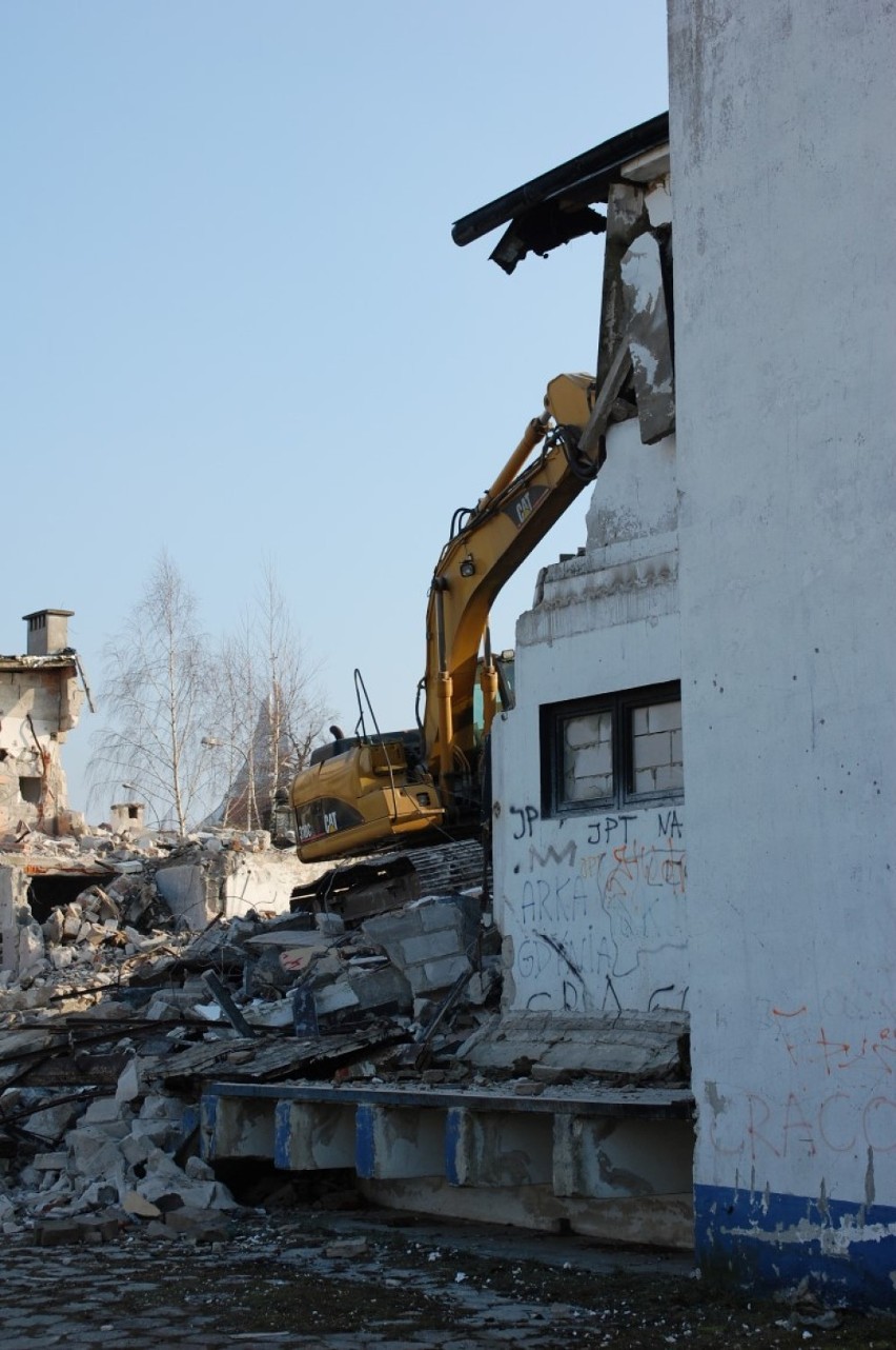 PILNE! Tczew: trwa wyburzanie masarni na ul. Jagiellońskiej. Zaniedbany budynek przestanie straszyć!