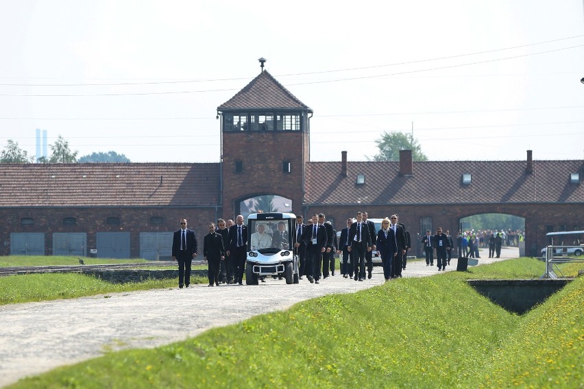 ŚDM w Krakowie. Papież spotkał się z byłymi więźniami Auschwitz [ZDJĘCIA, WIDEO]