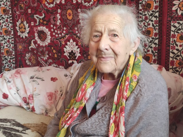 Maria Hendzel z Bieździedzy urodziła się 23 lutego 1920 roku. To najstarsza mieszkanka gminy Kołaczyce. Całe życia pracowała w gospodarstwie. Wychowała pięcioro dzieci. Najstarszy syn ma 80 lat. Doczekała 17 wnuków, 35 prawnuków i jednego praprawnuka.