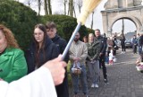 Wielkanocne święcenie pokarmów w Kościelnej Wsi. Grobu Pańskiego pilnują turki. ZDJĘCIA