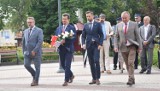 Malbork. 77 rocznica rzezi wołyńskiej [ZDJĘCIA]. Kwiaty i salut w hołdzie ofiarom ludobójstwa i nacjonalizmu ukraińskiego