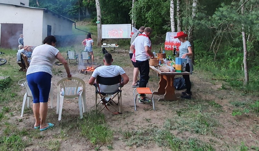 Sąsiedzka strefa na Miodowej. Chodziescy kibice potrafią się zorganizować. Wspólne oglądanie meczu to zupełnie inna jakość!