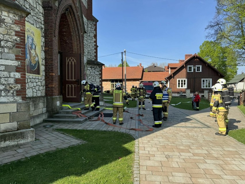 Ćwiczenia strażackie w kościele w Smardzowicach w gminie...