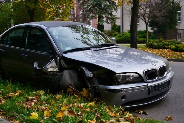 Wypadek w Jarocinie: Kierująca BMW uderzyła w drzewo