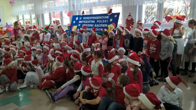 Podczas zawodów dzieci odwiedził Mikołaj, który rozdawał cukierki.