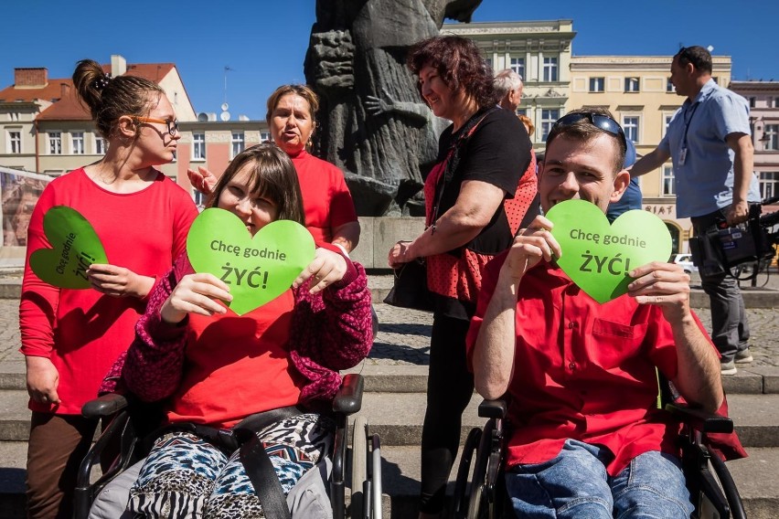 Opiekunowie i rodzice osób niepełnosprawnych protestowali w...