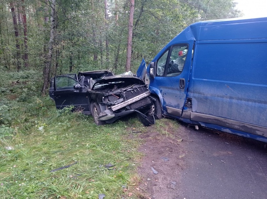 Wypadek pomiędzy Dzietrznikami a Załęczem. Trzy osoby przewiezione do szpitala 