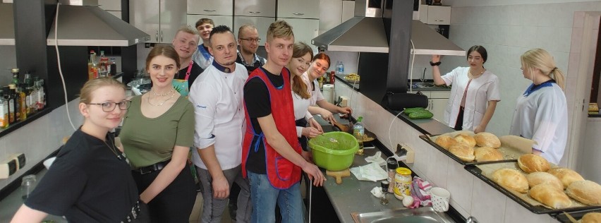 Warsztaty kulinarne "Wiosenne gotowanie" w ZS CKZ w Bujnach....