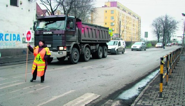 Tłustą maź ciężarówki nanoszą na jezdnię wyjeżdżając z budowy. Nikt nie myśli o oczyszczaniu pojazdów wjeżdżających do Sośnicy.