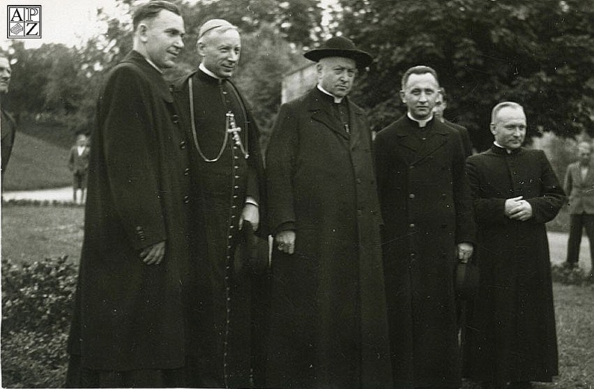 Prymas ks. kardynał August Hlond (w środku) oraz m.in. ks....