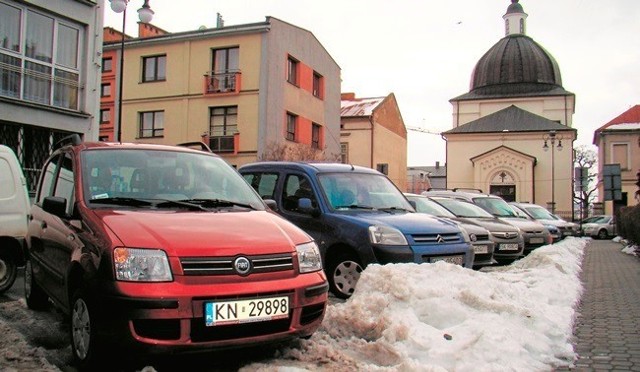 Na ul. Franciszkańskiej trudno zaparkować tak, by nie utrudniać innym przejazdu. Część parkingu blokują śnieżne zaspy