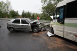 Wypadek w Starej Wsi. Bus zderzył się z osobówką [ZDJĘCIA]