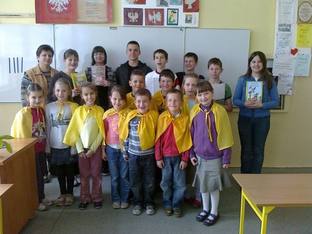 mgr Grażyna Paszek wraz z uczniami kl. VI, po czytaniu utwor&oacute;w klasie pierwszej.