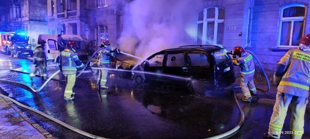 Pożar trzech samochodów przy ul. Armii Krajowej w Grudziądzu. Jak się okazało jego przyczyną było podpalenie