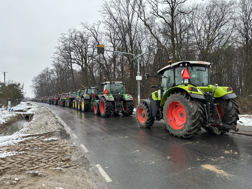 Drogi w Kaliszu i powiecie kaliskim zablokowane. Tak protestowali rolnicy w Kaliszu i w Marchwaczu. ZDJĘCIA