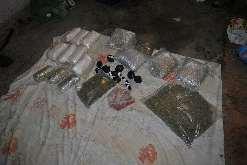 Uciekinier ukrywał w mieszkaniu i garażu 15 kilogramów narkotyków 