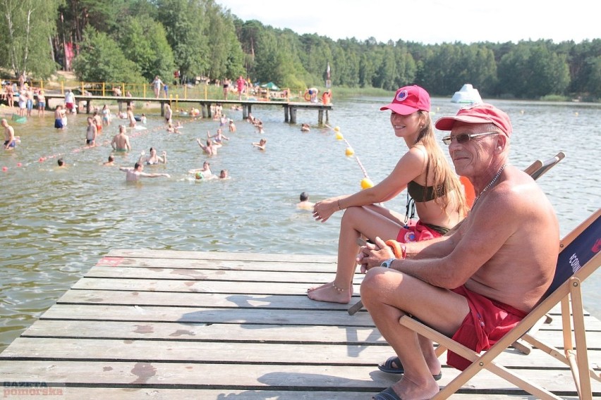 Gorąca sobota - tłum nad jeziorem Czarnym we...