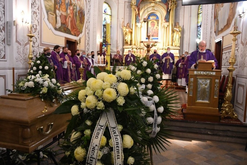 Ostatnie pożegnanie księdza Jarosława Grabki w Suchedniowie. Jego śmierć poruszyła wielu ludzi. Miał tylko 33 lata [WIDEO, ZDJĘCIA]