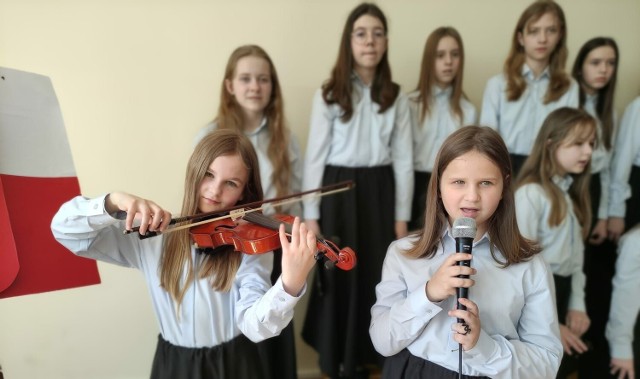 Uczniowie klas 4-6 Samorządowej Szkoły Podstawowej numer 1 w Kazimierzy Wielkiej przygotowali uroczystą akademię szkolną upamiętniającą rocznicę uchwalenia Konstytucji 3 Maja