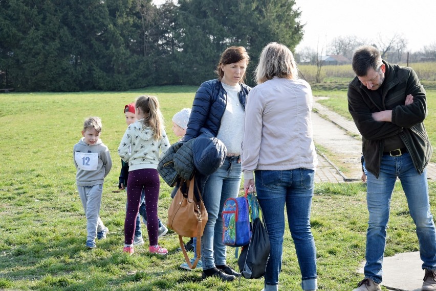 Przed rozpoczęciem XI Papieskiego Biegu Przełajowego w Starej Łubiance odbyły się biegi dzieci i młodzieży. Zobaczcie zdjęcia