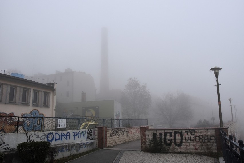 W czwartkowy poranek Opole było zatopione w gęstej mgle. Za...