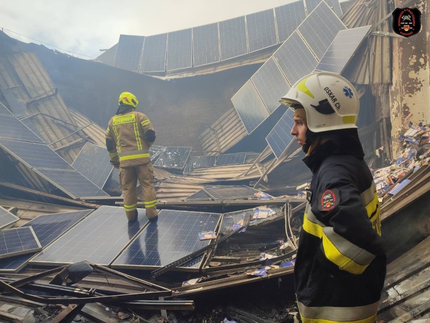 Blisko 120 strażaków z 33 jednostek gasiło pożar w Szamocinie [nowe ZDJĘCIA]