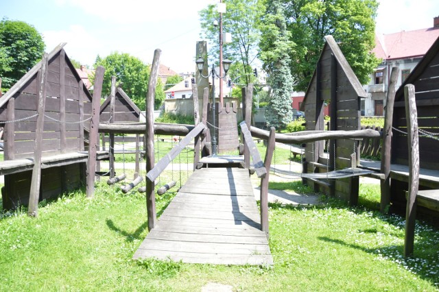 Plac zabaw na Plantach Salinarnych w Bochni po naprawie uszkodzonych urządzeń zabawowych, niestety ktoś uszkodził huśtawki