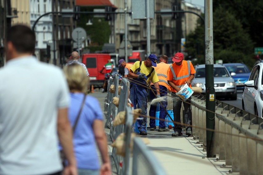 Kraków. Przez remont mostu Dębnickiego chodnik podzielony barierą [ZDJĘCIA]