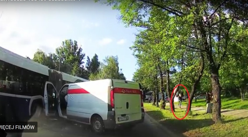 Bus Poczty Polskiej wjechał w autobus. Kierowca i pasażer uciekli z miejsca wypadku