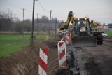 CZEMPIŃ. Droga do Srocka Wielkiego jest właśnie przebudowywana. Posłuży mieszkańcom i ułatwi dojazd autobusu szkolnego [ZDJĘCIA]