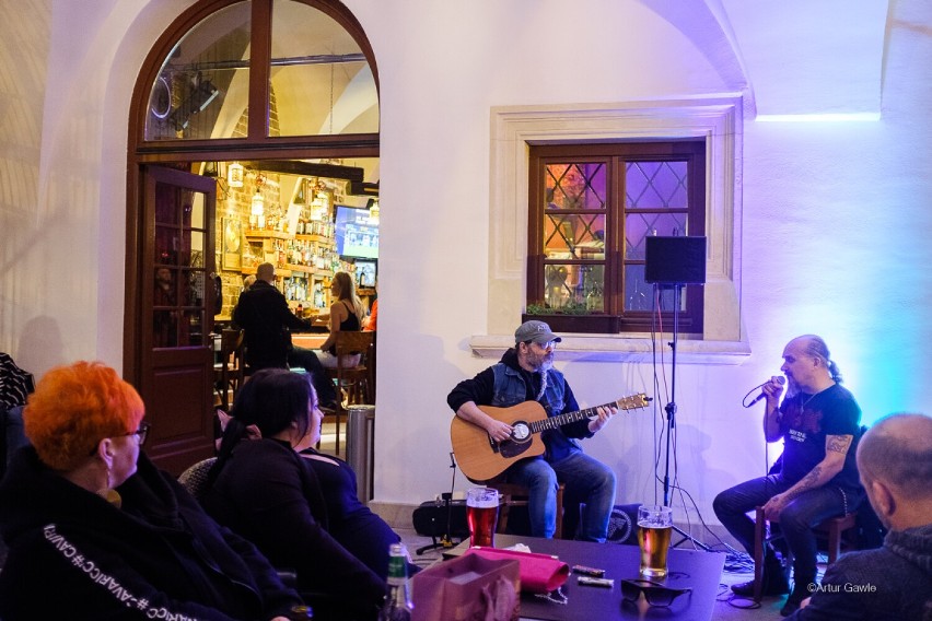 W Tarnowie Rock'n'Roll wiecznie żywy. Wyjątkowe spotkanie w ogródku "Pod Arkadami" na Rynku  [ZDJĘCIA]   