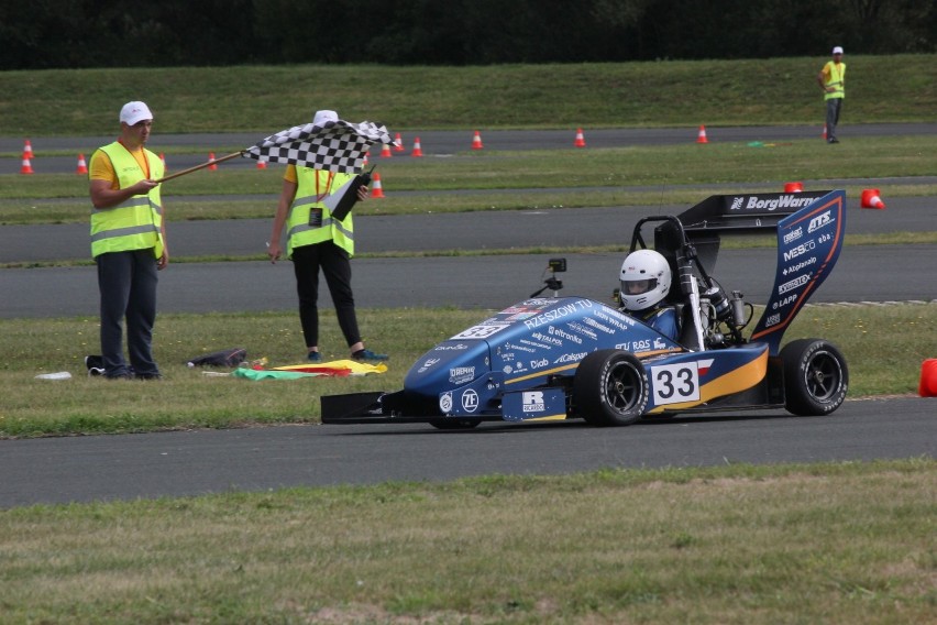 Studenci z koła naukowego Racing Team Politechniki Rzeszowskiej na 2. miejscu zawodów Formula Alpe Adria w Chorwacji