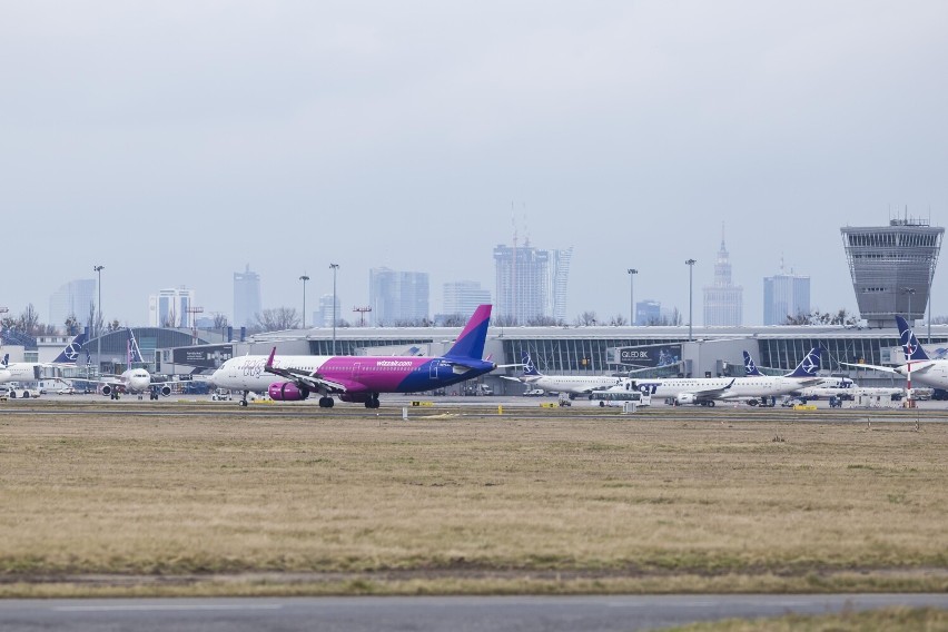 Loty z Warszawy. Wizz Air bazuje kolejny samolot na Chopina i uruchamia nowe trasy 