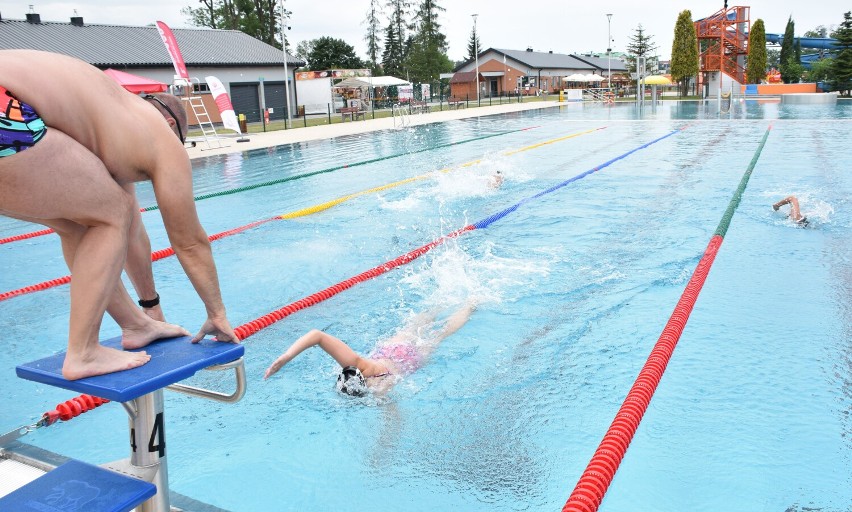 Ostatni wakacyjny weekend na basenach Bursaki w Krośnie. Klub Pływacki "Masters" organizuje zawody dla wszystkich chętnych