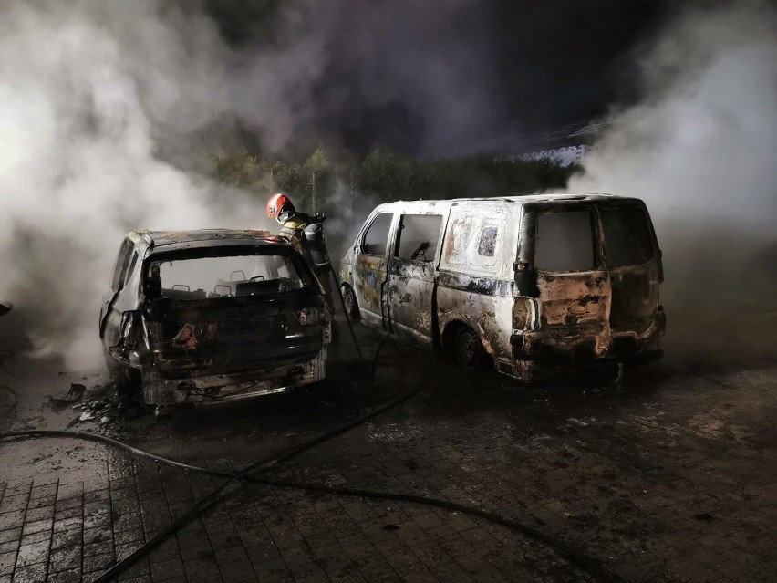 Nocny pożar trzech aut w Motyczu pod Lublinem. Zobacz zdjęcia z akcji gaśniczej