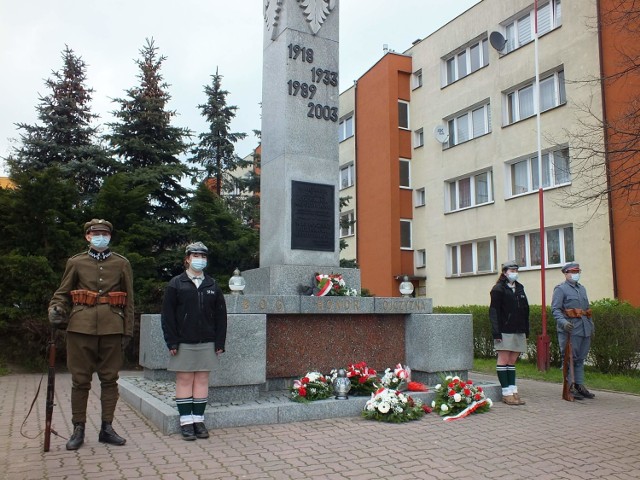 Przed Pomnikiem Niepodległości w Starachowicach docelowo dziewięć wiązanek kwiatów i jeden znicz.
