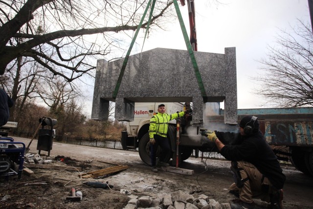 Granitowa ławka poświęcona Tadeuszowi Różewiczowi stała w parku Południowym zaledwie kilka dni. W piątek (17 grudnia) zaś została zdemontowana